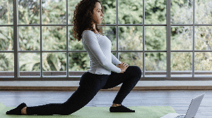 O yoga tem sido cada vez mais indicado para prevenir desconfortos típicos do inverno (Imagem: anut21ng Stock | Shutterstock)