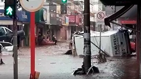 Imagem Chuva forte leva resgate de bombeiros a moradores em São Carlos, no interior de SP