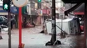 Imagem Chuva forte leva resgate de bombeiros a moradores em São Carlos, no interior de SP