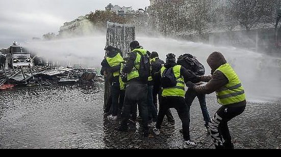 Imagem Polícia usa gás lacrimogêneo e canhões de água contra protesto em Paris