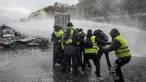 Imagem Polícia usa gás lacrimogêneo e canhões de água contra protesto em Paris