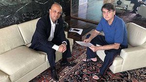 Major Vitor Hugo (PSL-GO), líder do governo na Câmara, com o presidente Bolsonaro | Folhapress