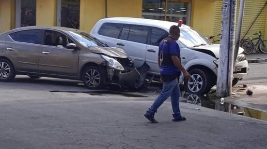 Veículos envolvidos no acidente no Centro de Maceió | Foto: Cortesia ao TNH1