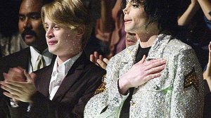 Michael e Macaulay em premiação | Image Via