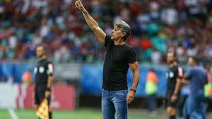 Imagem Renato ironiza torcedores do Bahia que fizeram foguetório no hotel do Grêmio