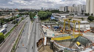 Cratera se abre na marginal Tietê, sentido Ayrton Senna, próximo à ponte do Piqueri, na zona norte de São Paulo, provocado por uma obra do Metrô na Linha-6 Laranja, nesta terça-feira | Eduardo Knapp / Folhapress