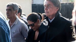 Imagem Bolsonaro recebe mensagem do papa Francisco em missa de sétimo dia da mãe