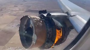 Imagem 'Não olhe': A reação dos passageiros de avião quando o motor explodiu