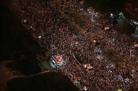 Imagem Milhares comemoram vitória em frente a casa de Bolsonaro no Rio