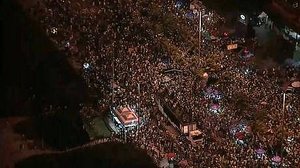 Imagem Milhares comemoram vitória em frente a casa de Bolsonaro no Rio