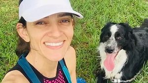 Luana com o cachorro que morreu devido ao ataque das abelhas | Arquivo Pessoal