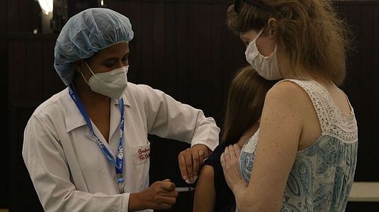 Vacinação contra a Covid-19 é a principal responsável pela queda | Foto: Tânia Rêgo / Agência Brasil