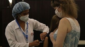 Vacinação contra a Covid-19 é a principal responsável pela queda | Foto: Tânia Rêgo / Agência Brasil