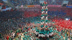 Equipe da cidade de Vilafranca conseguiu montar uma torre humana de 13 metros | Reprodução / Twitter