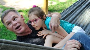 Norberto Fischer e a filha Anny, que deixou de sofrer 60 convulsões semanais após iniciar tratamento com remédio de Cannabis | : Ana Volpe/Agência Senado