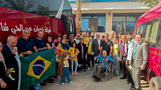 Brasileiros já embarcaram no Aeroporto Internacional Queen Alia, em Amã, em uma aeronave cedida pela Presidência da República, e devem pousar na Base Aérea de Brasília às 5h30 desta quinta-feira (2). | Foto: Representação Brasileira em Ramala