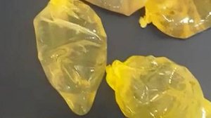 Cinco preservativos, dentro dos quais havia cocaína liquida, foram expelidos por uma mulher de 35 anos, em um hospital da zona leste da capital paulista, nessa segunda-feira (28) | Reprodução