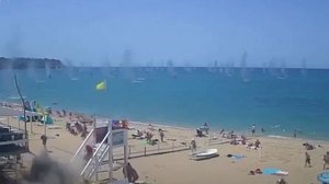 Vídeos de câmeras de segurança em uma praia ao norte de Sebastopol, principal cidade da Crimeia, mostram banhistas fugindo de uma "chuva" de munições de fragmentação | Reprodução / Folha de S Paulo