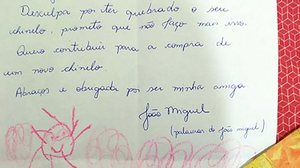 Imagem Menino quebra chinelo de amiga e escreve carta com pedido de desculpas