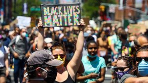Famílias participam de uma marcha infantil em solidariedade ao movimento Black Lives Matter no bairro de Brooklyn, em Nova York, nos Estados Unidos, contra o racismo e a brutalidade policial | Brazil Photo / PressFolhapress
