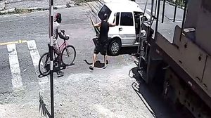 Imagem Carro "morre" e é esmagado por trem após parar em linha férrea; vídeo