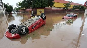 Alagamento danificou carros na avenida Presidente Wilson, zona leste de São Paulo | Fábio Vieira/FotoRua/Folhapress