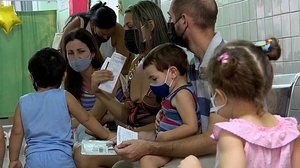 Crianças aguardam em posto de vacinação | Foto: CNN