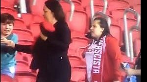 Imagem Torcedora gremista acompanhada por criança é agredida no Beira-Rio; veja vídeo