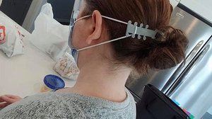 Imagem Menino cria acessório que protege as orelhas e alivia a dor física dos profissionais de saúde