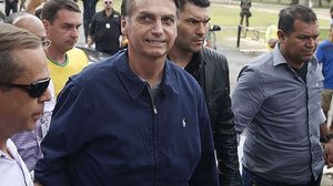 Jair Bolsonaro (PSL) chega à seção eleitoral, na Vila Militar | Tânia Rêgo/Agência Brasil