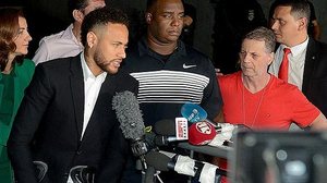 Imagem Após depoimento, Neymar Jr deixa a Delegacia e comenta sobre acusação