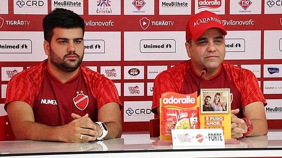 Marcelo Cabo e o filho Gabriel Cabo (auxiliar técnico) foram apresentados pelo Vila na terça-feira e já contam com reforços de CSA e CRB | Divulgação / Vila Nova