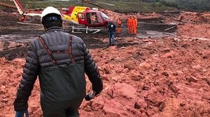 Repórter visita área atingida por lama após rompimento de barragem | Record TV