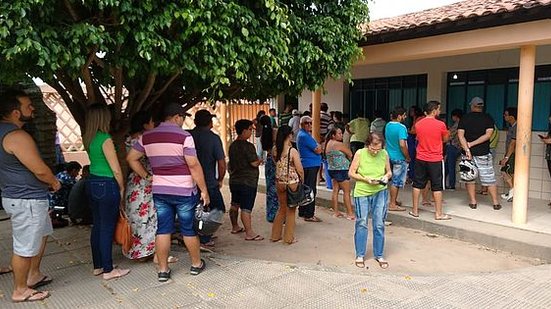 Eleitores em Arapiraca formam longa fila na Escola Estadual Professor Quintella Cavalcante | William Rocha / Portal TNH1