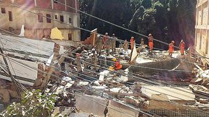 Trabalho do Corpo de Bombeiros nos escombros | Reprodução / Twitter