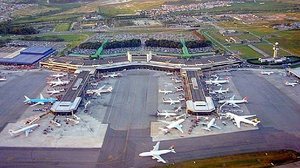 Imagem Senado aprova capital estrangeiro em aéreas e volta de mala grátis