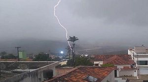 Imagem Vídeo: raios assustam moradores durante chuva em Garanhuns