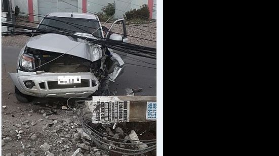 Imagem Vídeo: motorista colide e derruba poste na Avenida Gustavo Paiva