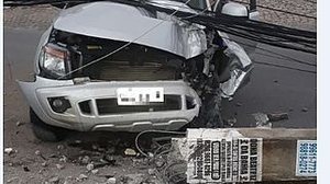 Imagem Vídeo: motorista colide e derruba poste na Avenida Gustavo Paiva