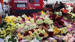 Muitas pessoas levaram flores para homenagear as vítimas da tragédia em Brumadinho | Ana Graziela Aguiar/TV Brasil