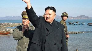 O líder norte-coreano Kim Jong-un durante visita as tropas de fronteira ocidental da Coreia no Norte, com a vizinha Coreia do Sul em 2013 | Honopix/Folhapress