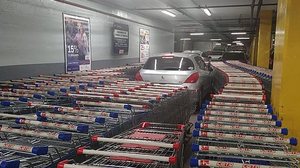 Imagem Argentino para em lugar proibido e carro é cercado por carrinhos de compras