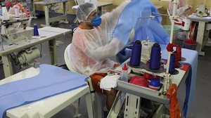 Reeducandos do Presídio do Agreste confeccionam aventais doados a profissionais de saúde do Hospital da Mulher | Ascom Seris