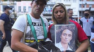 Pai e madrasta de Gabriel mostram a foto do filho e do tênis encontrado | Foto: Marcos Serra Lima / G1