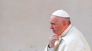 Antes, papa apertou a mão e beijou o rosto de algumas das mais de 400 pessoas | Foto: Reprodução