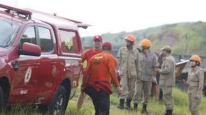 Bombeiros fazem busca pelo corpo do perito da Polícia Civil Renato Couto no Rio Guandu | Foto: Fabiano Rocha / Agência O Globo