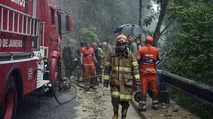 Resgate de vítimas que ficaram soterradas em veículo, no Rio | Agência Brasil