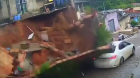 Muro caiu sobre carro e pedestres caíram por pouco em Parauapebas após chuva forte | Foto: Reprodução