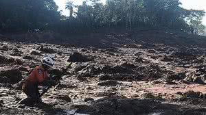Bombeiro trabalha em busca de vítimas | Cortesia / Corpo de Bombeiros/AL