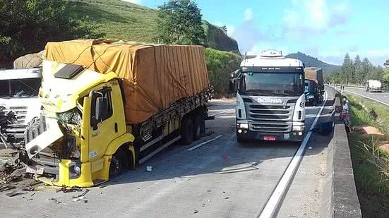 Foto mostra pelo menos três caminhões parcialmente destruídos em rodovia | Cortesia ao TNH1